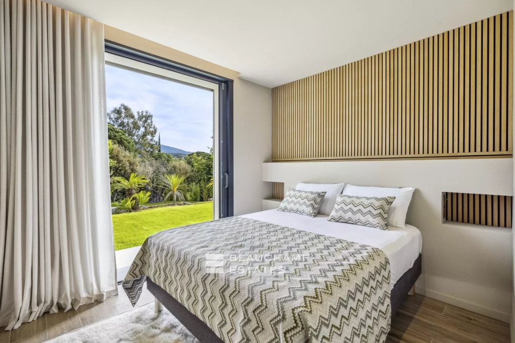 Sea View & High-End Features – Contemporary Villa, 5 Bedrooms, Private Estate near the Coast