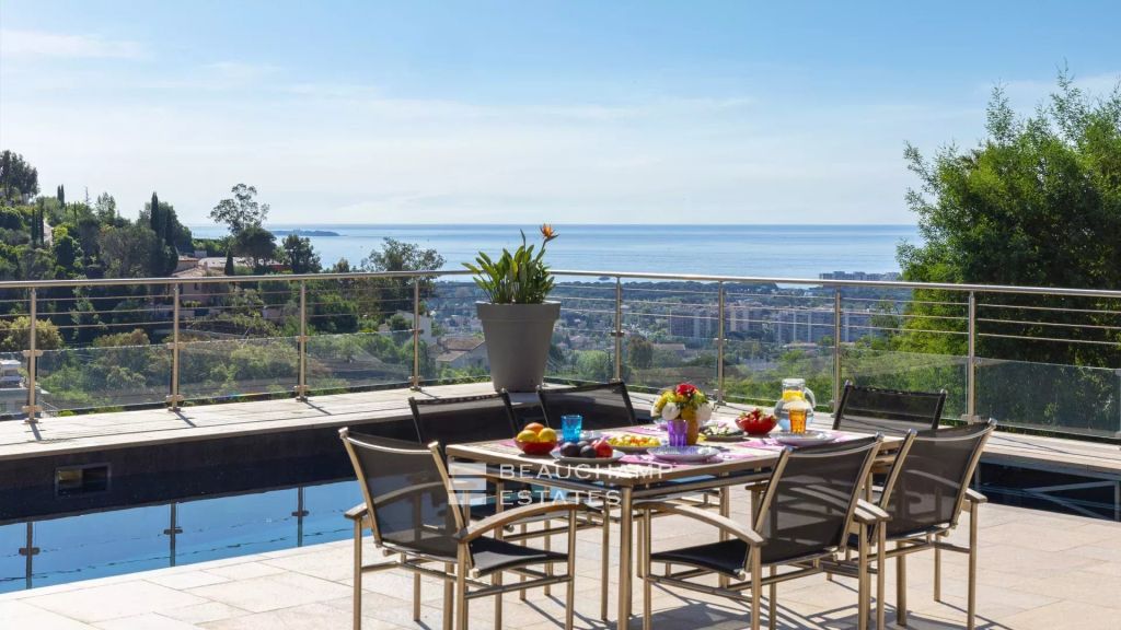 SOLE AGENT – Contemporary villa with sea view