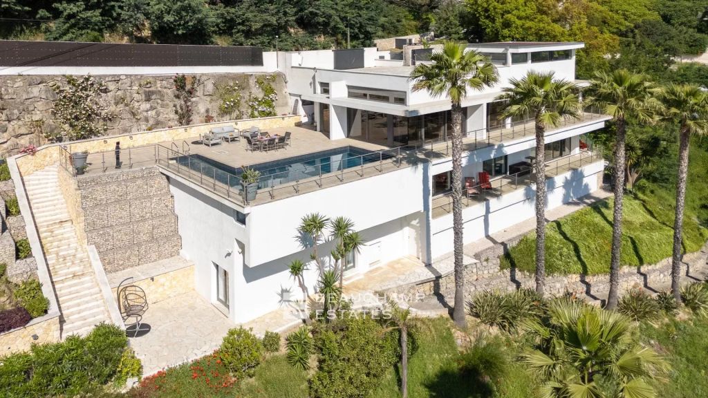 SOLE AGENT – Contemporary villa with sea view