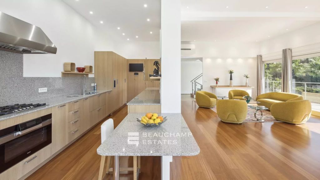 SOLE AGENT – Contemporary villa with sea view