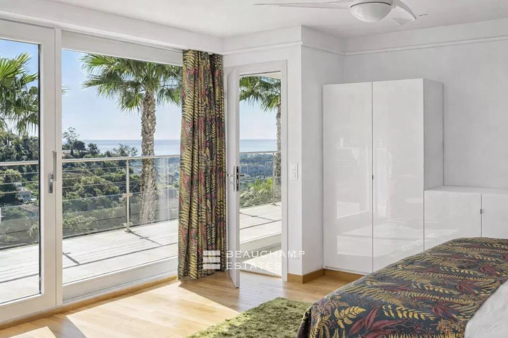 SOLE AGENT – Contemporary villa with sea view