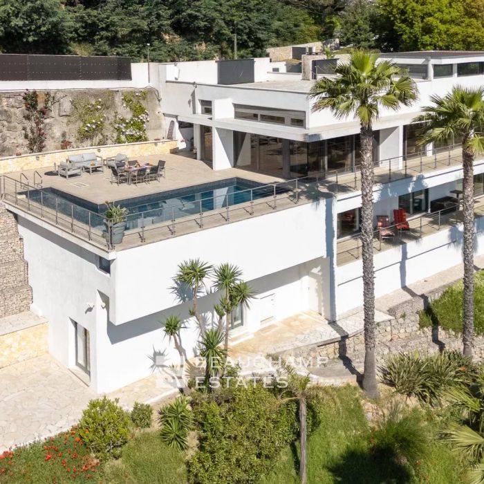 SOLE AGENT – Contemporary villa with sea view