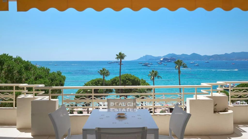 Spacious apartment sea view