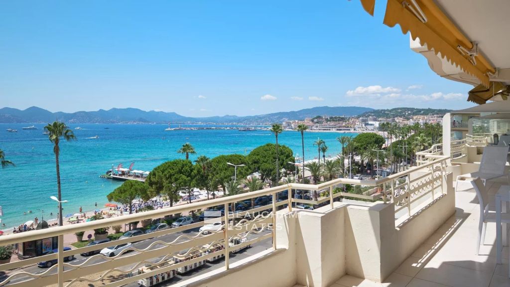 Spacious apartment sea view