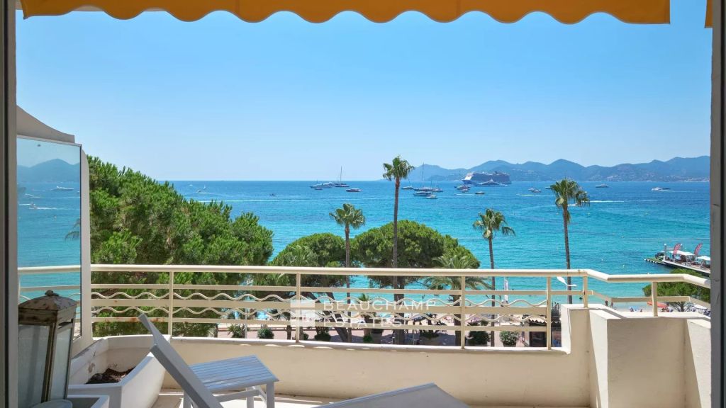 Spacious apartment sea view