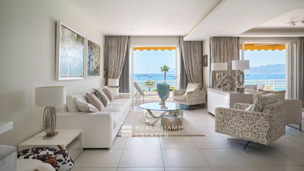 Spacious apartment sea view