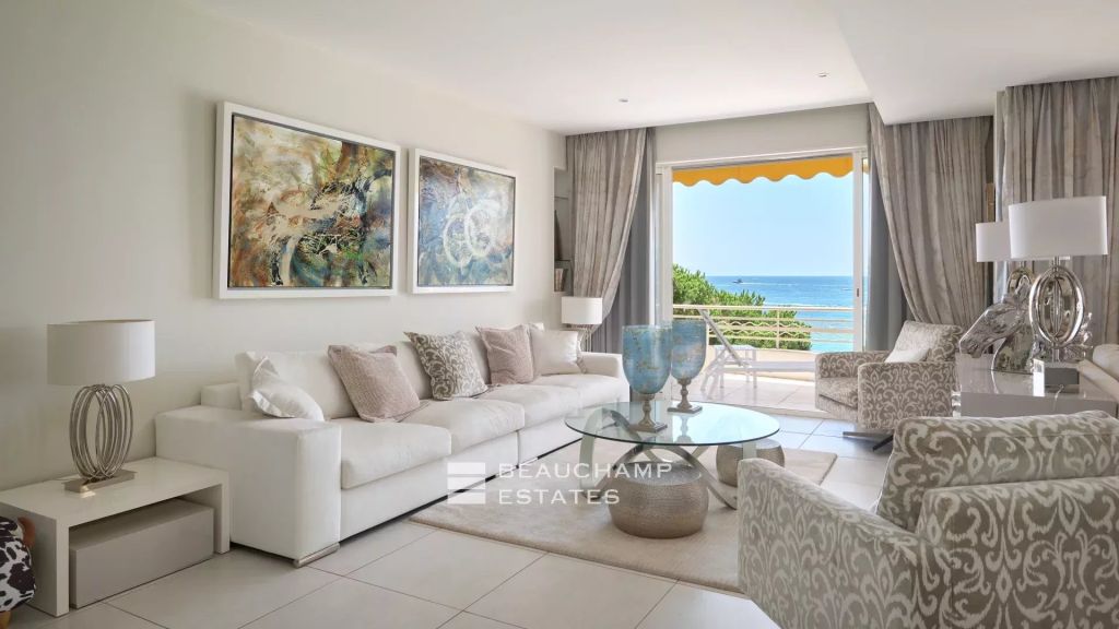 Spacious apartment sea view