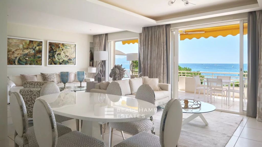 Spacious apartment sea view