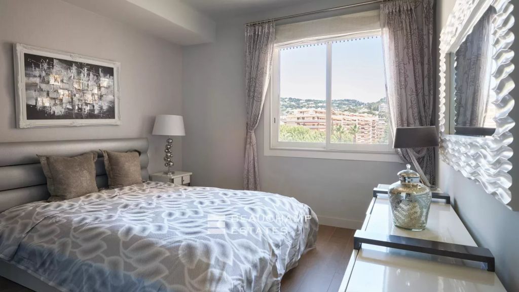 Spacious apartment sea view