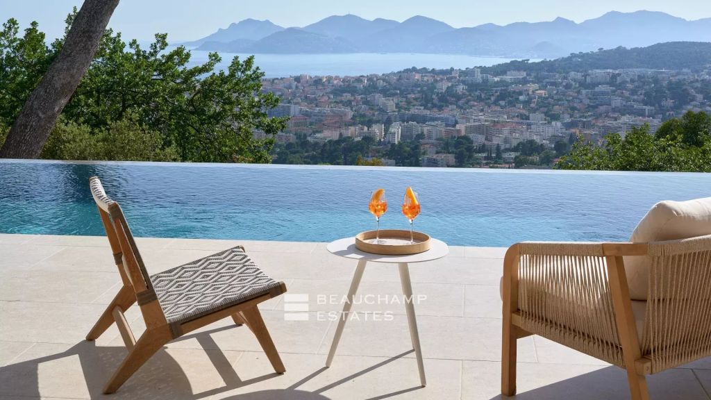 Splendid villa with panoramic sea view in Super-Cannes