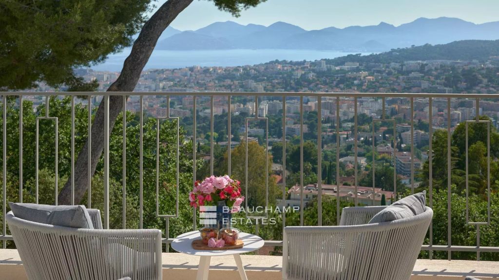 Splendid villa with panoramic sea view in Super-Cannes