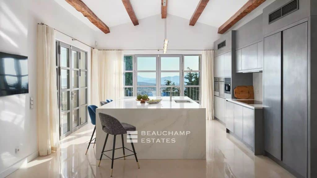 Splendid villa with panoramic sea view in Super-Cannes