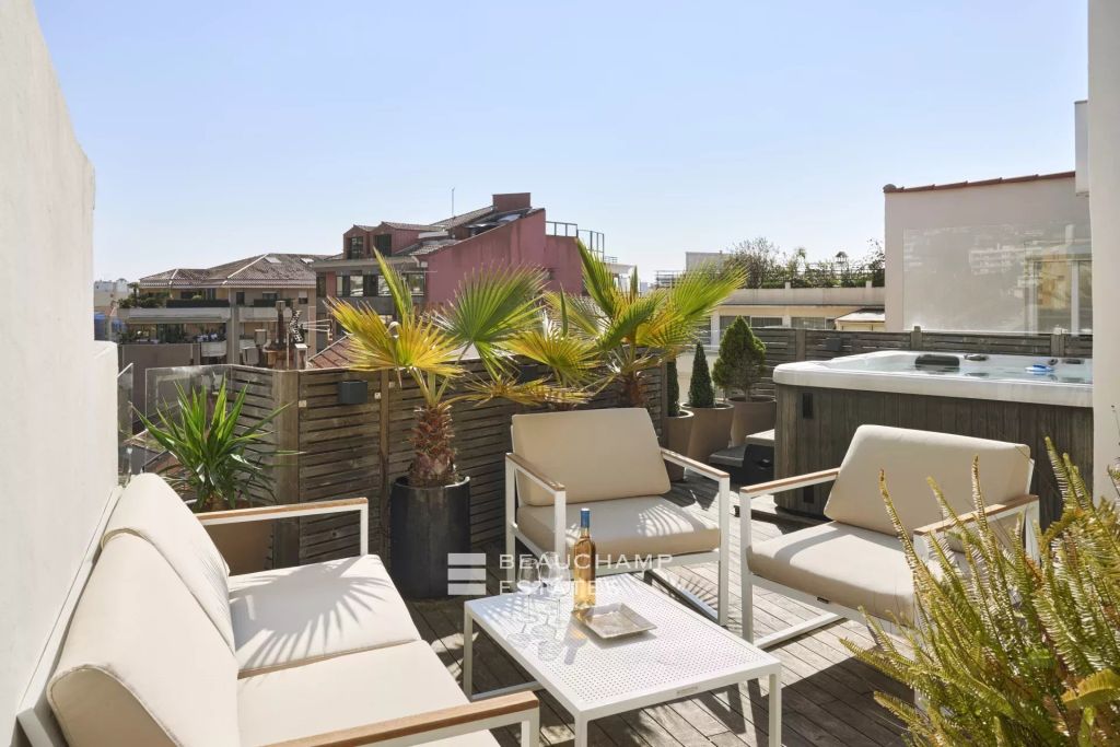 Stunning Top-Floor Apartment, 3 En-Suite Bedrooms – Cannes City Center