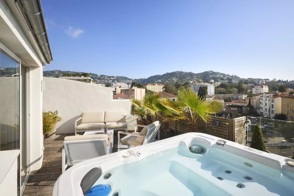 Stunning Top-Floor Apartment, 3 En-Suite Bedrooms – Cannes City Center