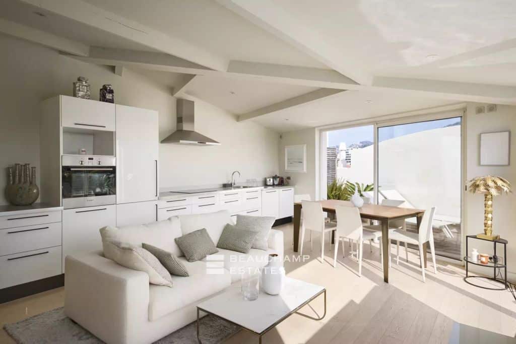 Stunning Top-Floor Apartment, 3 En-Suite Bedrooms – Cannes City Center