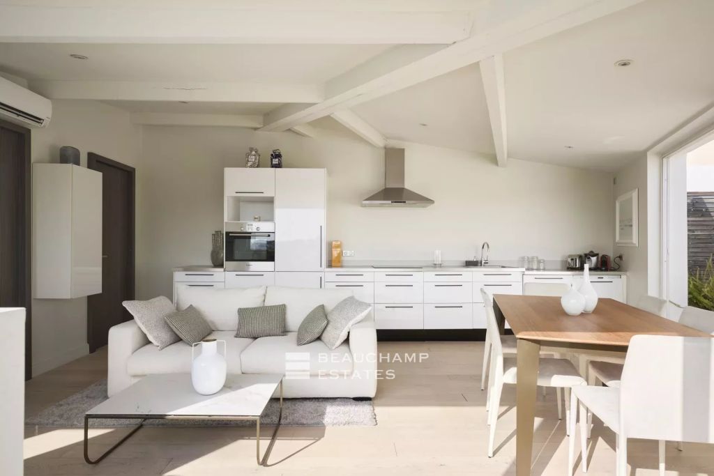 Stunning Top-Floor Apartment, 3 En-Suite Bedrooms – Cannes City Center