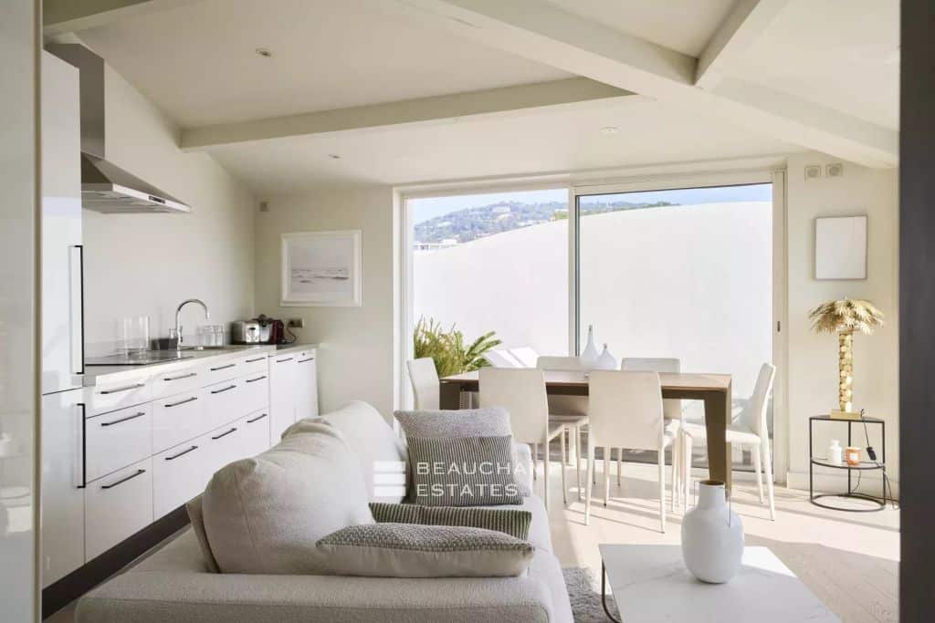 Stunning Top-Floor Apartment, 3 En-Suite Bedrooms – Cannes City Center