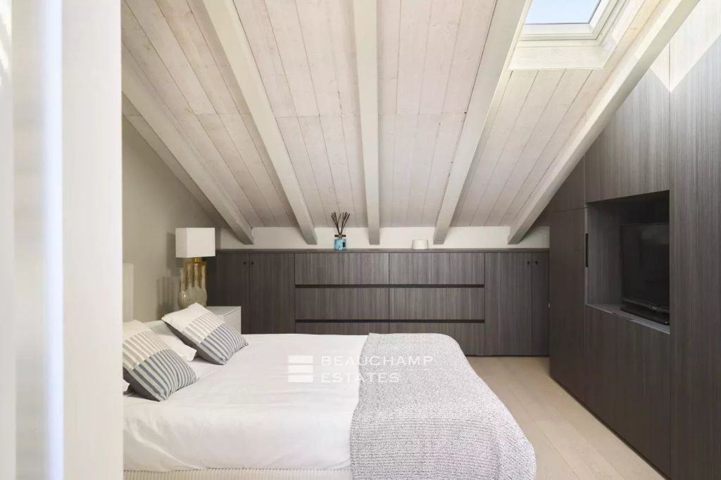Stunning Top-Floor Apartment, 3 En-Suite Bedrooms – Cannes City Center