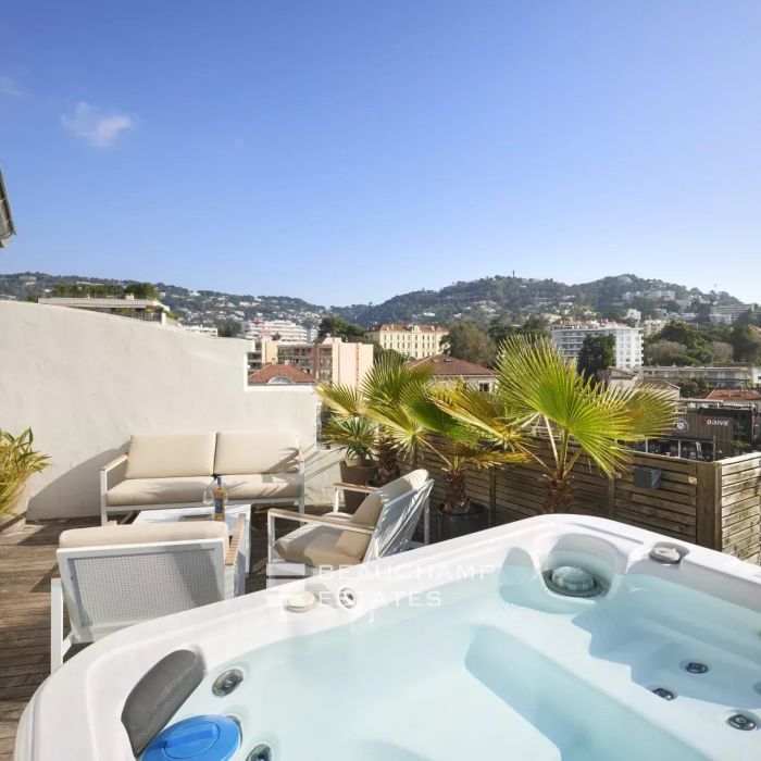 Stunning Top-Floor Apartment, 3 En-Suite Bedrooms – Cannes City Center
