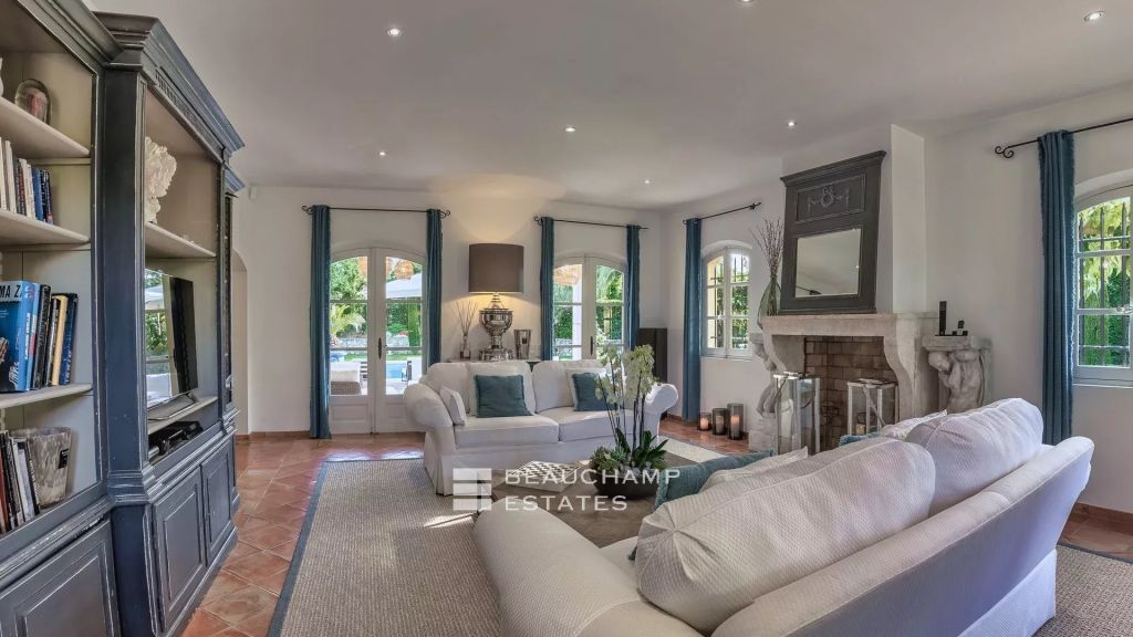 Stylish 6 bedroom property for sale in Gassin within walking distance to the beach and St-Tropez town