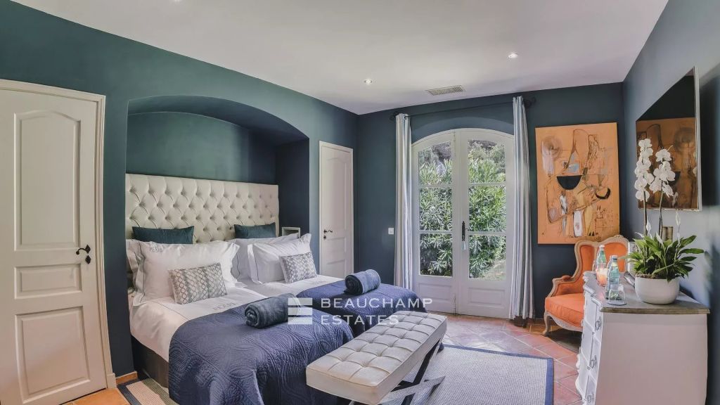 Stylish 6 bedroom property for sale in Gassin within walking distance to the beach and St-Tropez town