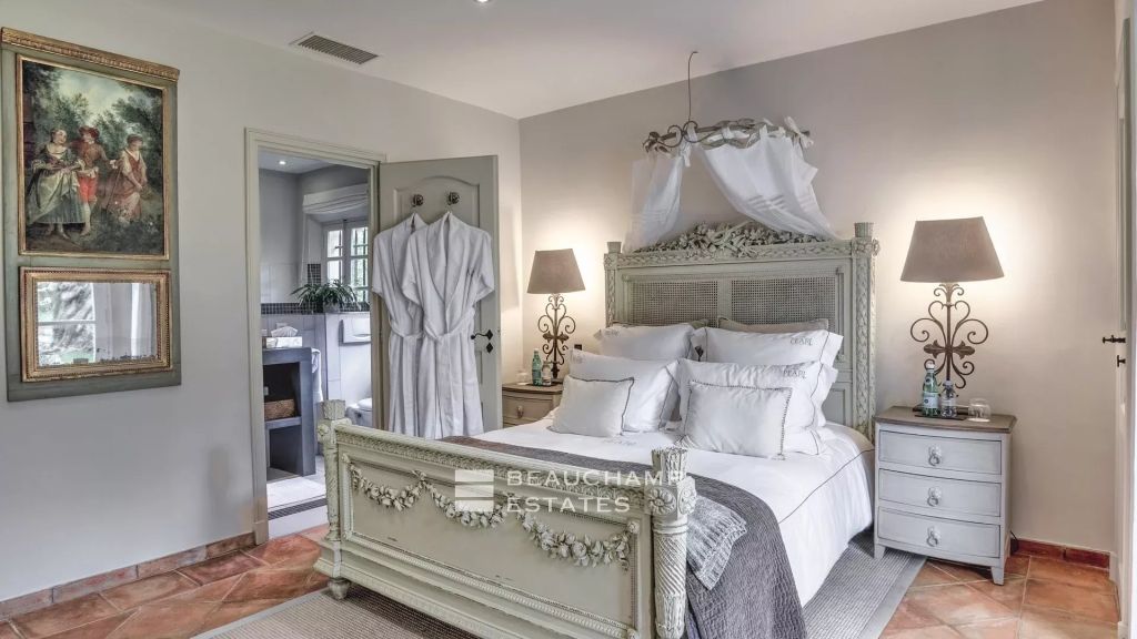 Stylish 6 bedroom property for sale in Gassin within walking distance to the beach and St-Tropez town