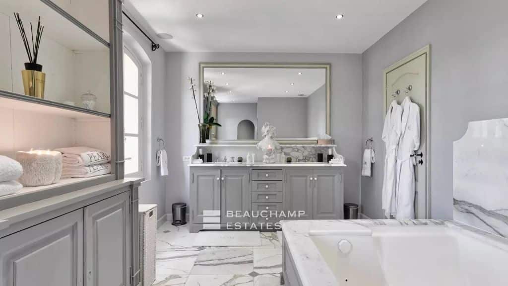 Stylish 6 bedroom property for sale in Gassin within walking distance to the beach and St-Tropez town