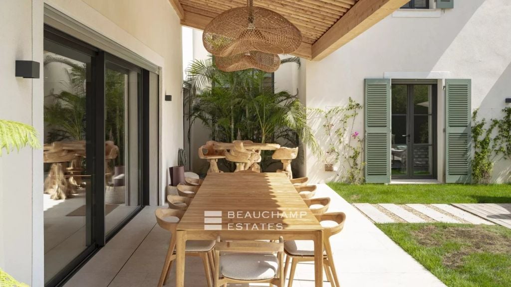 Sublime new villa within walking distance of the center of Saint-Tropez and the beach
