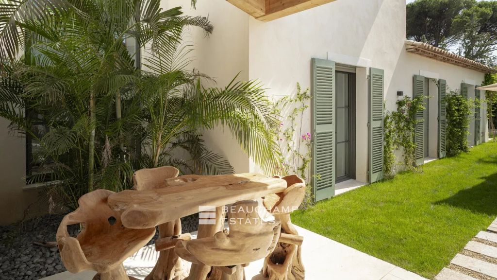 Sublime new villa within walking distance of the center of Saint-Tropez and the beach