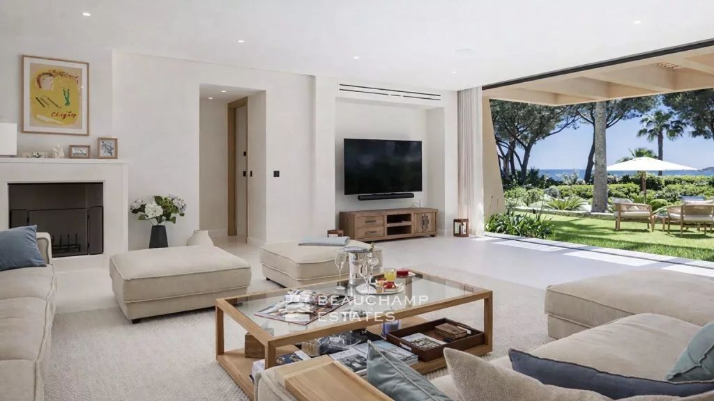 Sumptuous villa in a secure gated estate with views over Pampelonne Bay and walking distance to Tahiti Beach