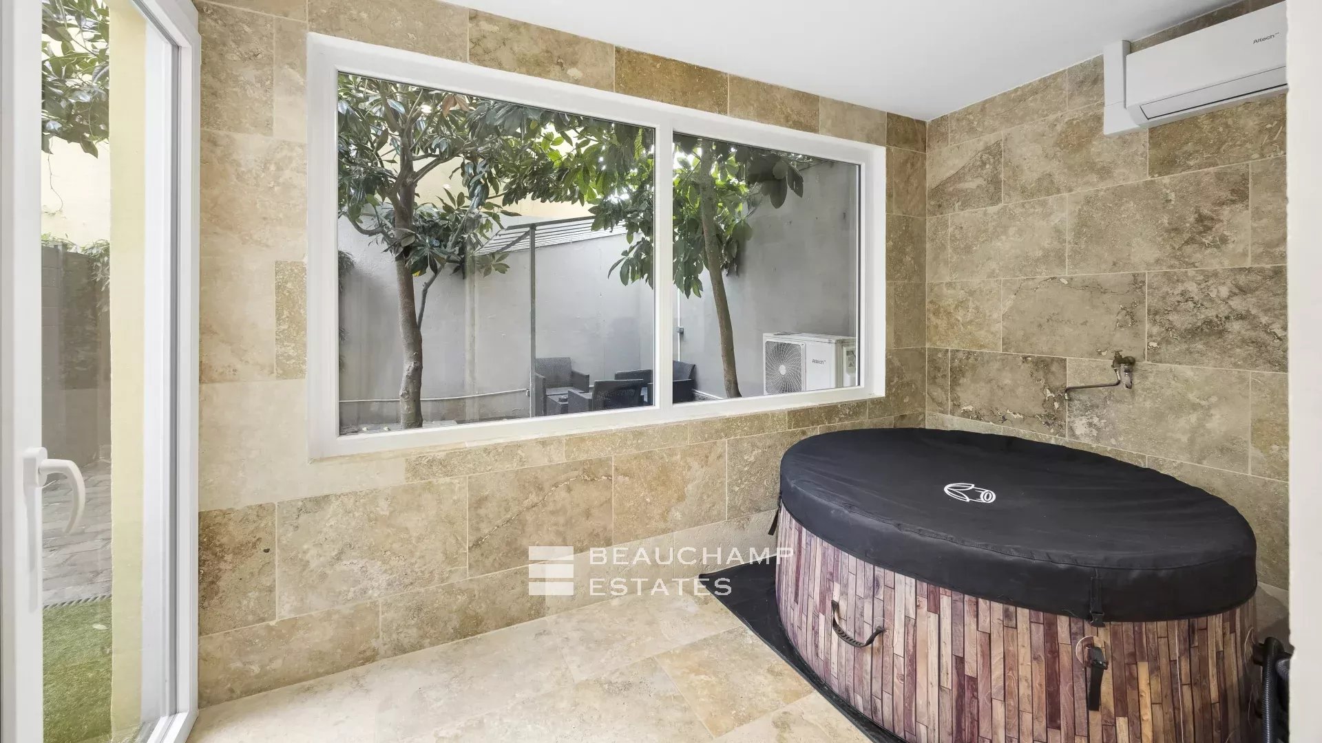 Superb new studio with large terrace – Cannes center Superb new studio with large terrace – Cannes center
