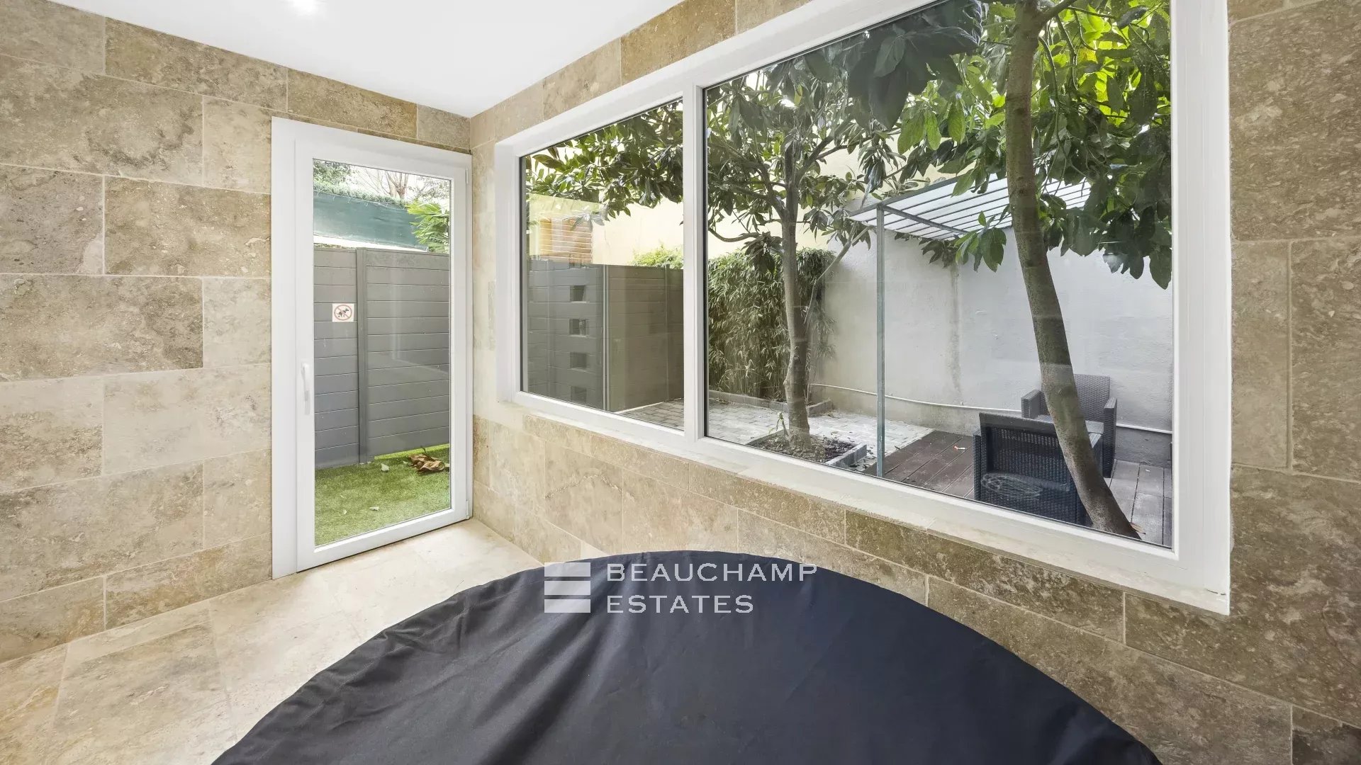Superb new studio with large terrace – Cannes center Superb new studio with large terrace – Cannes center
