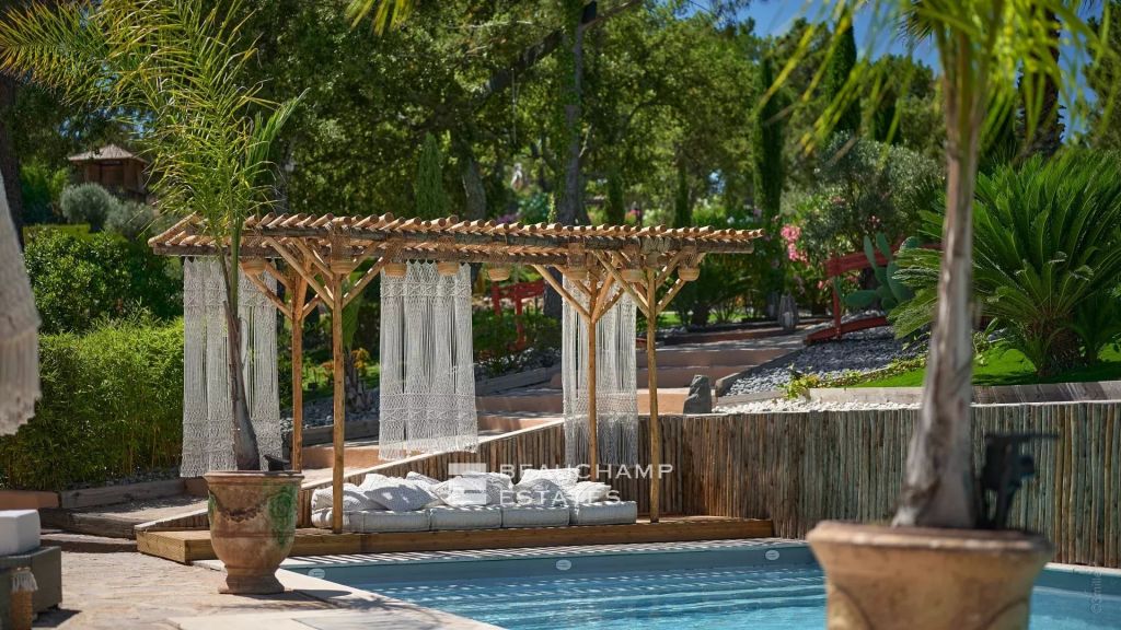 Superb property located in a closed domain in Gassin