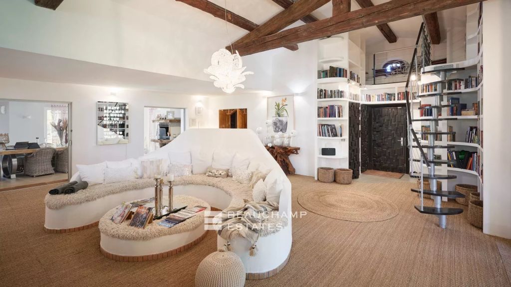 Superb property located in a closed domain in Gassin