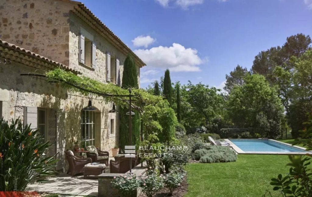 Superb stone villa in a private estate