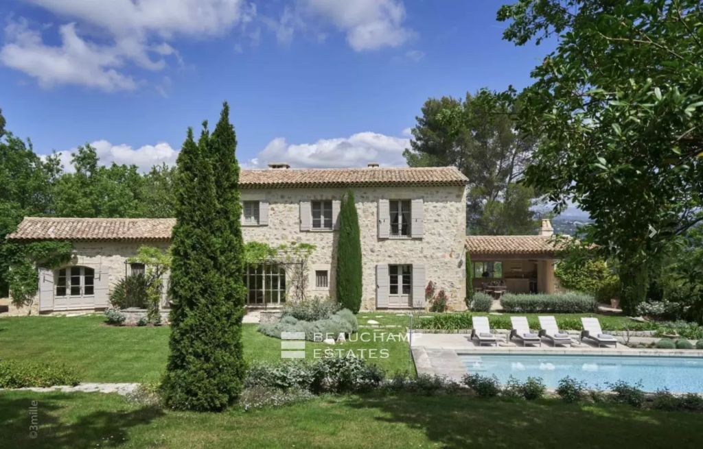 Superb stone villa in a private estate