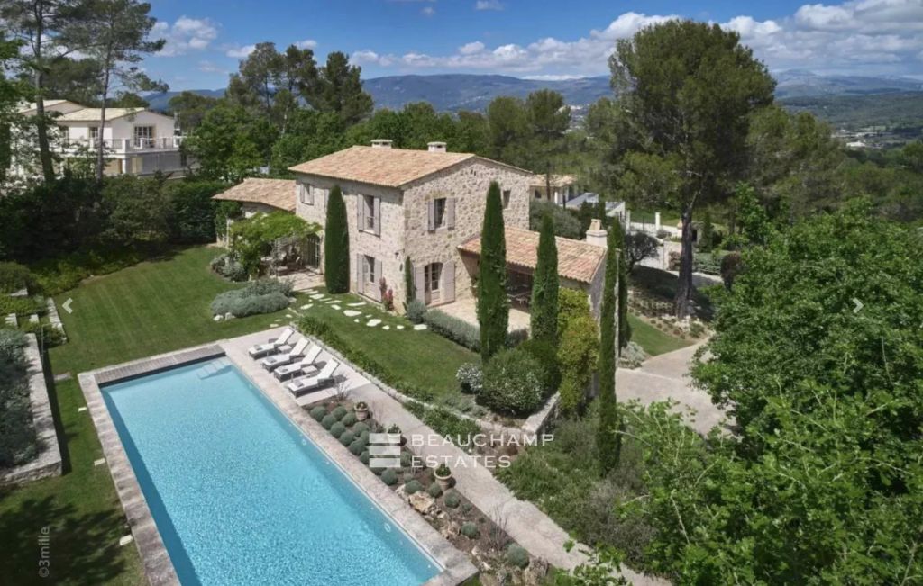 Superb stone villa in a private estate