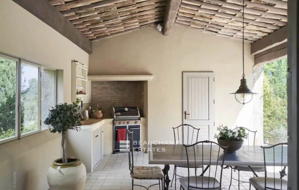 Superb stone villa in a private estate