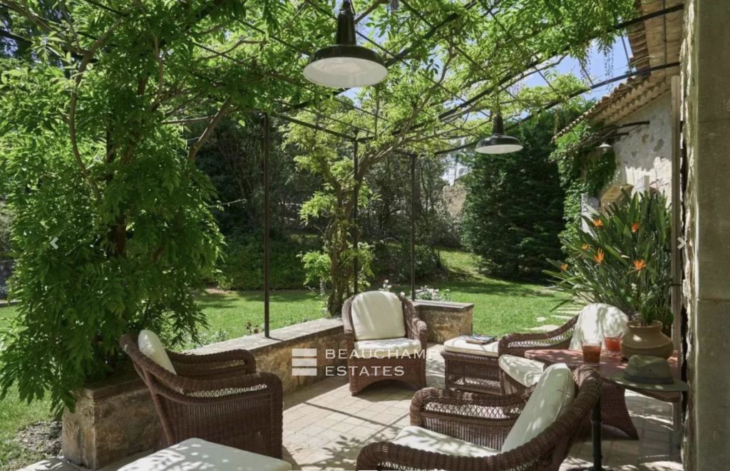 Superb stone villa in a private estate