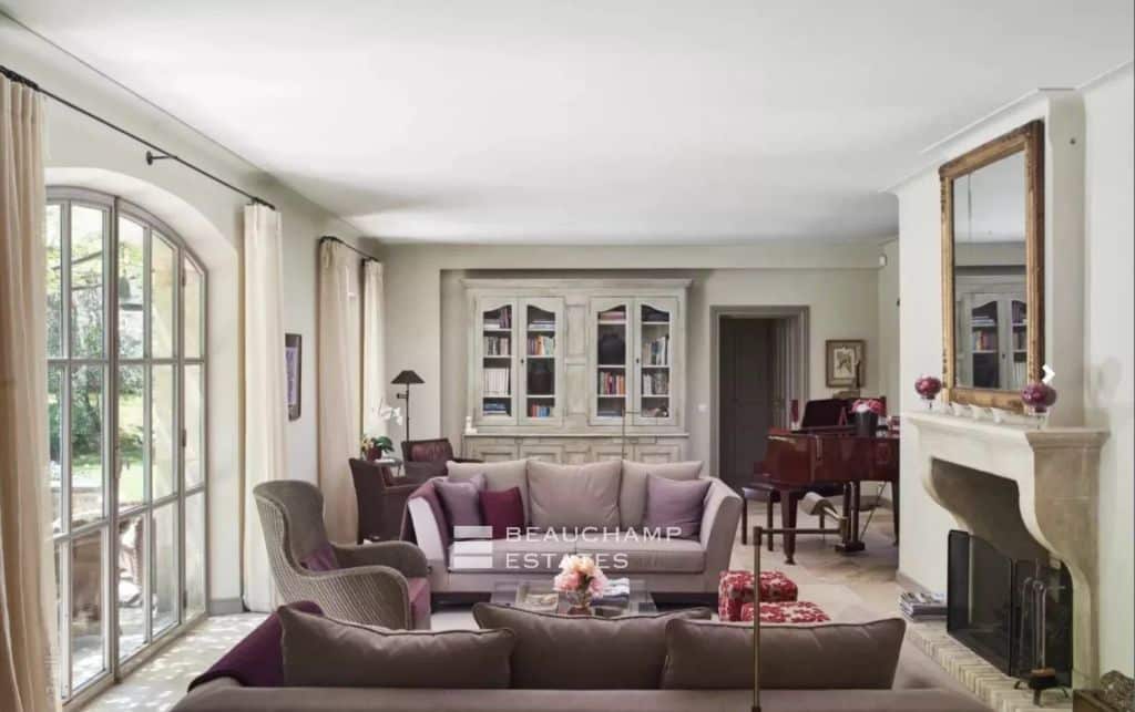 Superb stone villa in a private estate