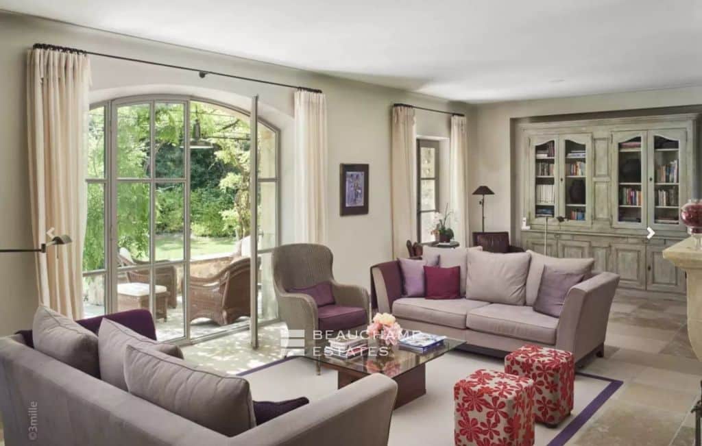 Superb stone villa in a private estate