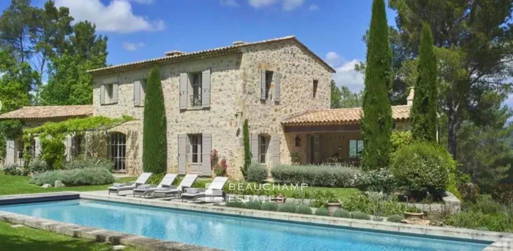 Superb stone villa in a private estate