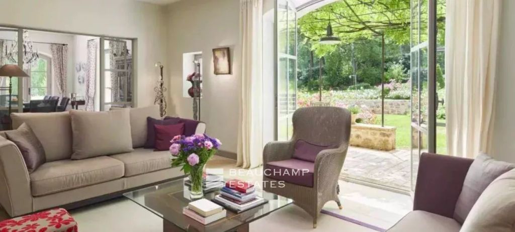 Superb stone villa in a private estate