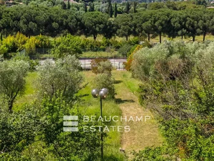 Terrain à bâtir avec permis purgé – Adresse prisée à Mougins