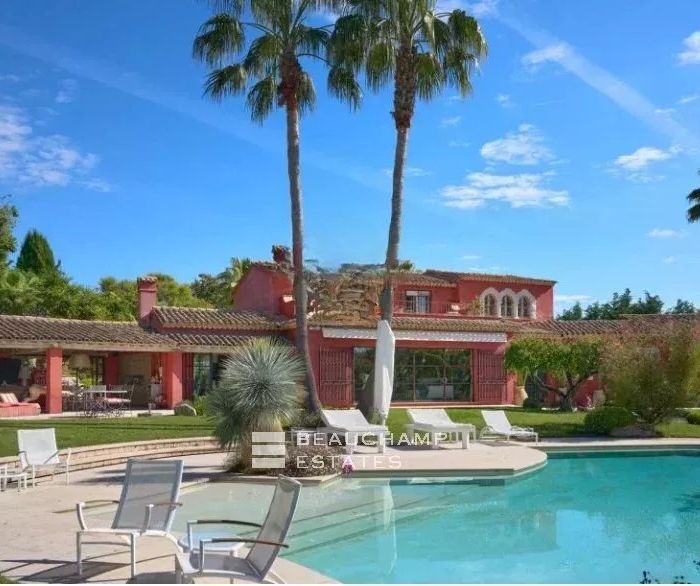 Timeless Provençal house – Panoramic view of the old village of Mougins