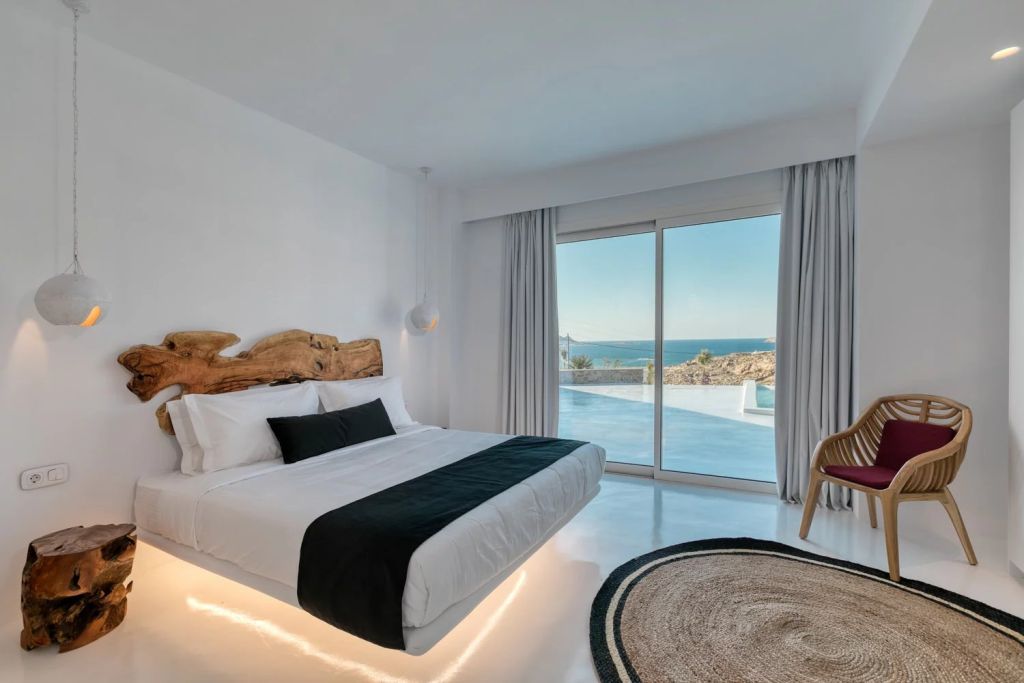 Villa Avila II | Nestled in the coveted area of Ftelia