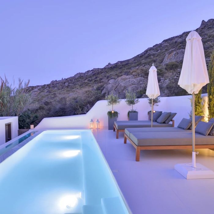 Villa Bimo – Unique beachfront villa in Psarou beach