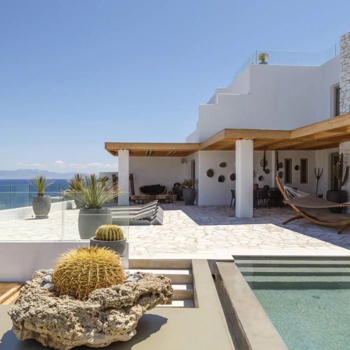 Villa Lilium | A lovely property above the famous beach of Psarou