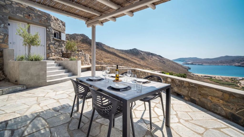 Villa Sol | A cozy villa overlooking Vagia beach in Serifos,