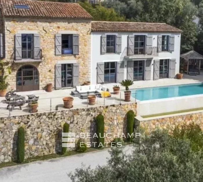 Villa contemporaine avec piscine et vue mer sur les hauteurs de Cannes